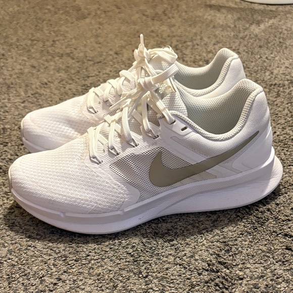 Nike Women's White and Gray Sneakers. Size 7. Running shoes. - Picture 1 of 9